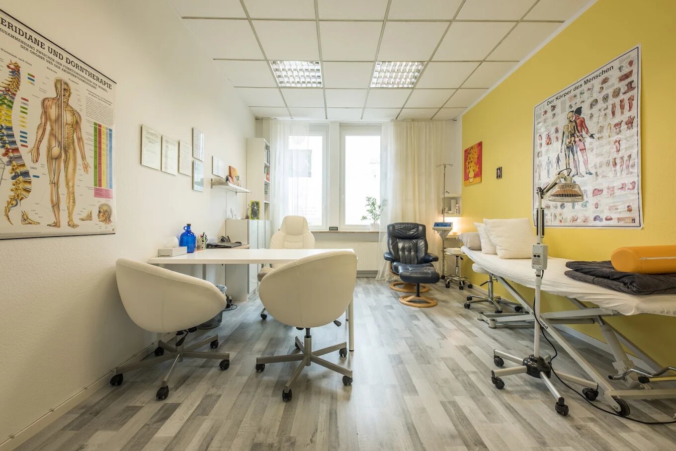 Behandlungsraum der Naturheilpraxis Marion Illing in Ludwigsburg
